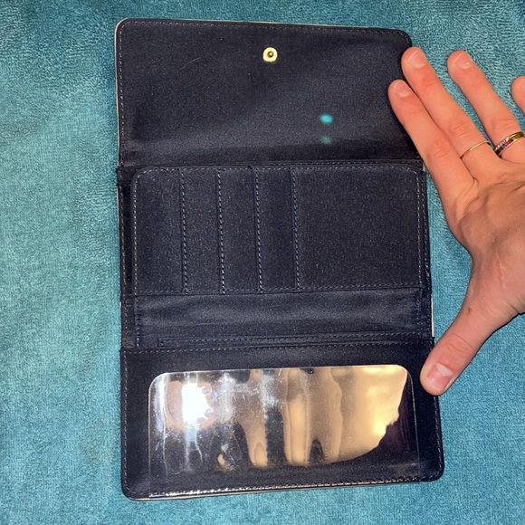 great used condition tommy hilfiger wallet - Picture 3 of 5